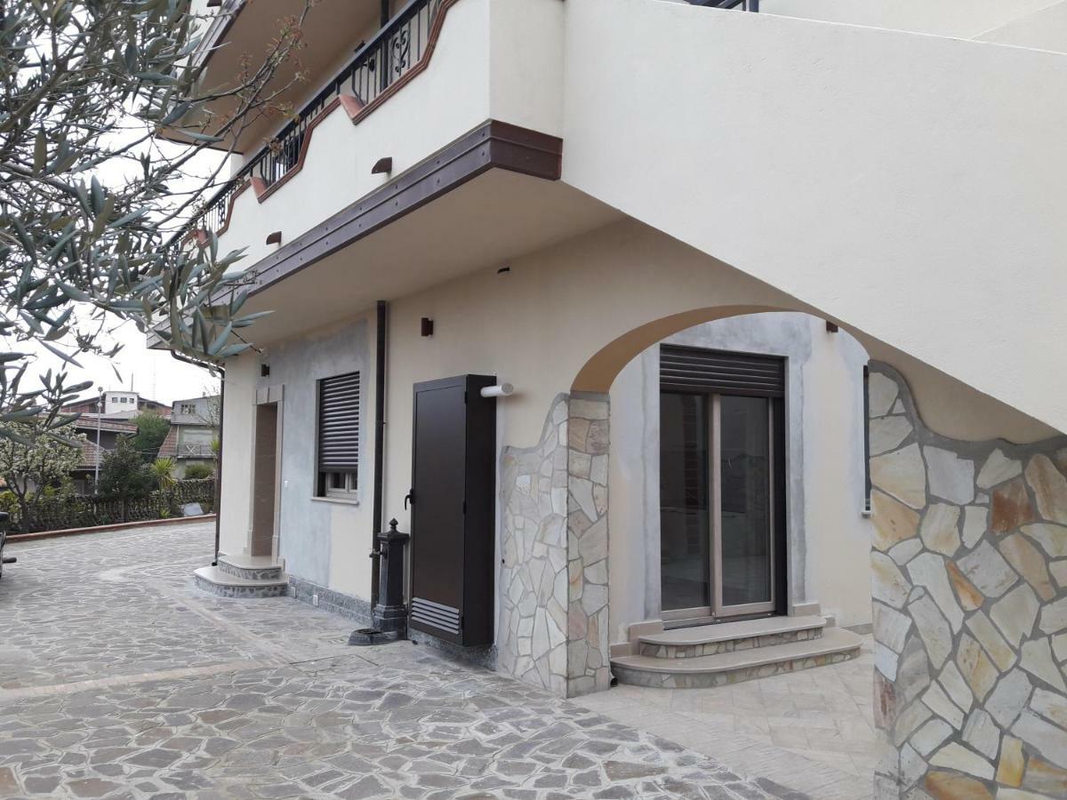 B&B "Croce Nivera" 비보발렌티아 외부 사진